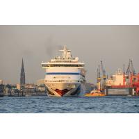 4886 Kreuzfahrtschiff AIDA AURA Hamburg Panorama mit Kirchtürmen | Bilder von Schiffen im Hafen Hamburg und auf der Elbe